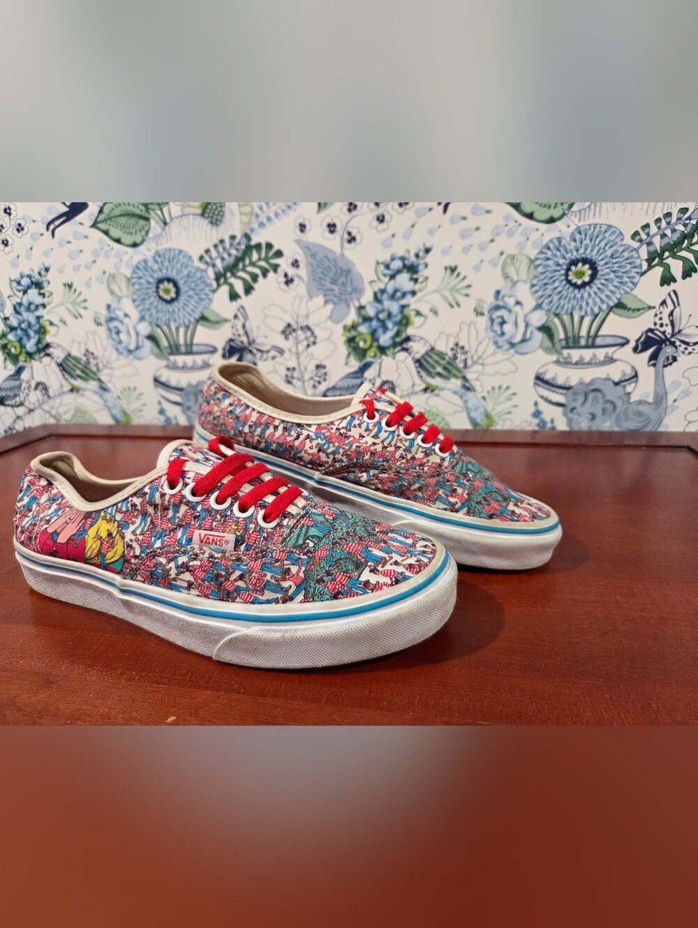 Vans x Where’s Waldo? Limited Edition Shoes M7 W8.5 Red Blue